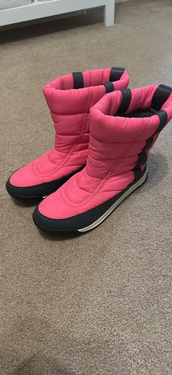 Botas de nieve súper abrigadas y cómodas, ideales para los días más fríos. Su diseño acolchado y su color vibrante las hacen perfectas para destacar en cualquier look invernal. ¡Listas para la aventura!