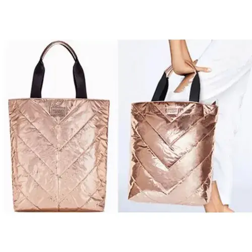 Bolso tote acolchado en color dorado, ideal para llevar todo lo que necesitas con estilo. Perfecto para un look casual y moderno.