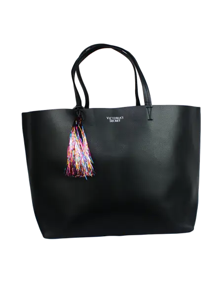Bolso tote negro de Victoria's Secret, ideal para llevar todo lo que necesitas con estilo. Cuenta con un detalle de borla multicolor que le da un toque único y moderno. Perfecto para el día a día o para un look casual.