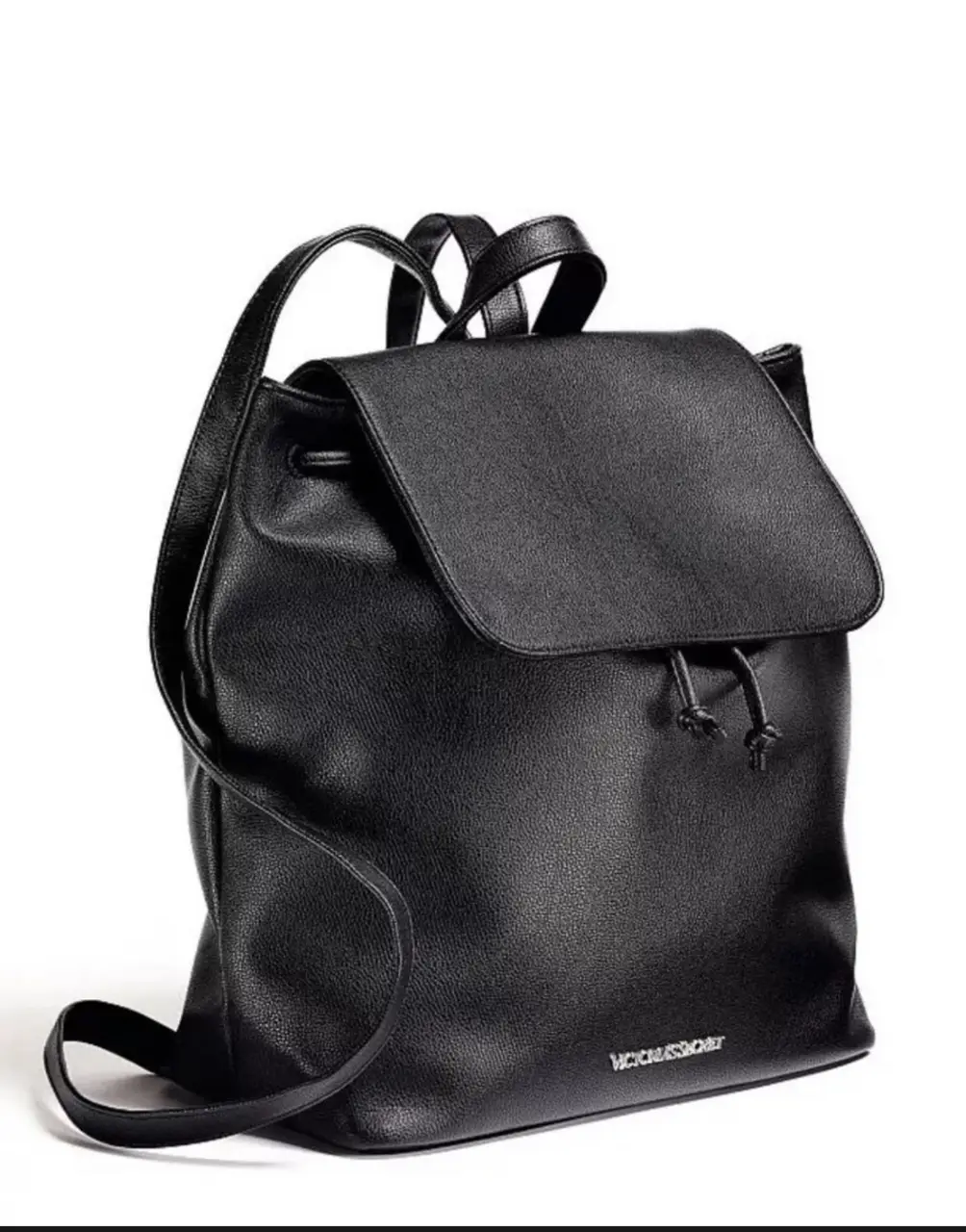 Mochila negra de cuero sintético con solapa y cierre de cordón. Ideal para uso diario, con el logo de la marca Victoria's Secret.