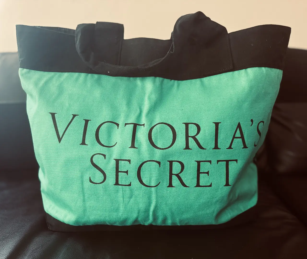 Bolso tote de Victoria's Secret en color verde y negro. Ideal para llevar tus cosas con estilo y comodidad. Perfecto para la playa, compras o uso diario.