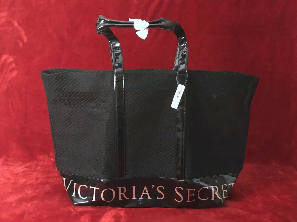 Bolso tote negro de Victoria's Secret, ideal para playa o uso diario. Confeccionado en material resistente y detalles brillantes.