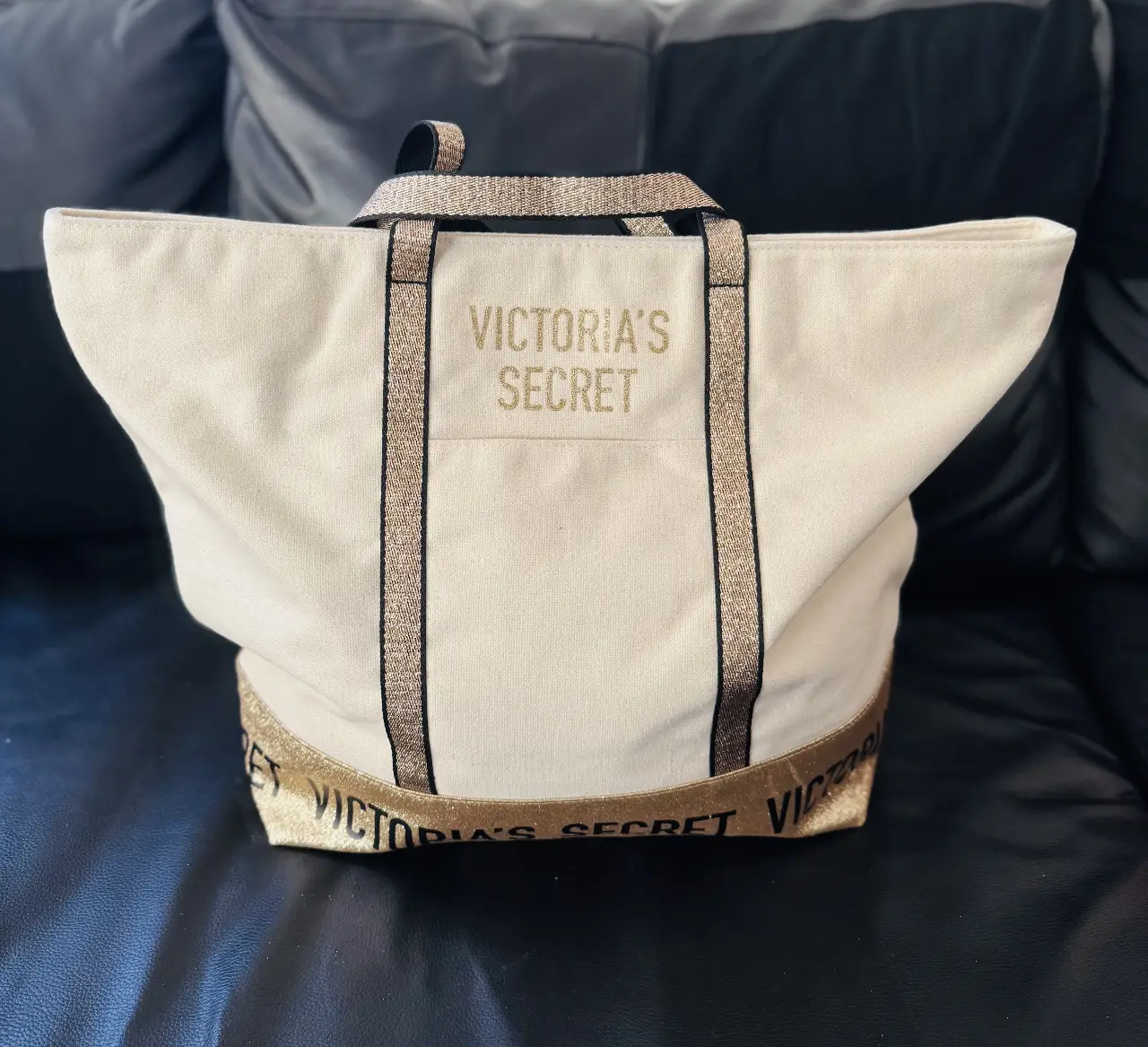 Bolso tote de Victoria's Secret en color blanco con detalles dorados. Ideal para playa o uso diario.
