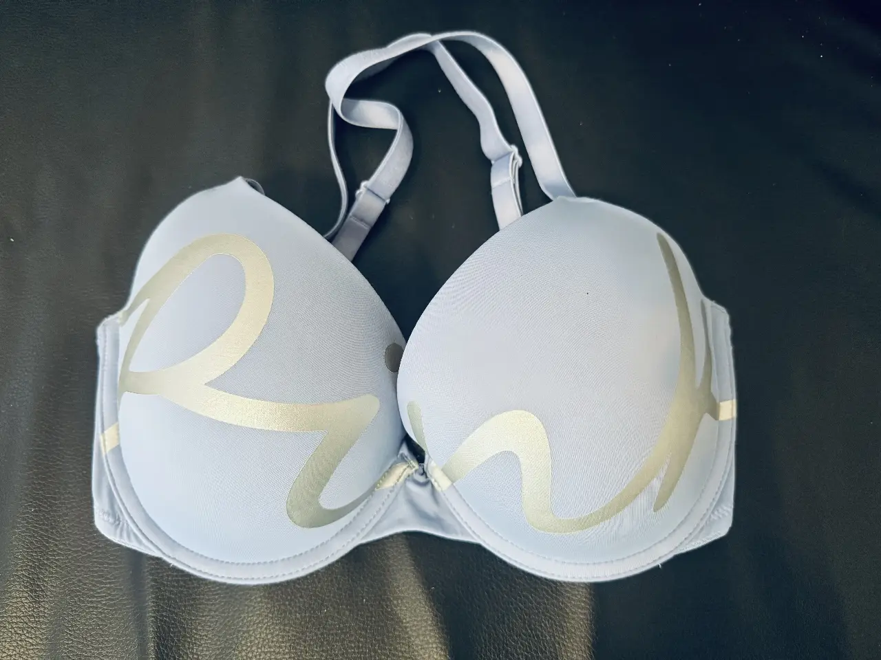 Corpiño de mujer, color celeste con detalles plateados. Talle 32DD, con interior rosa. Ideal para uso diario.