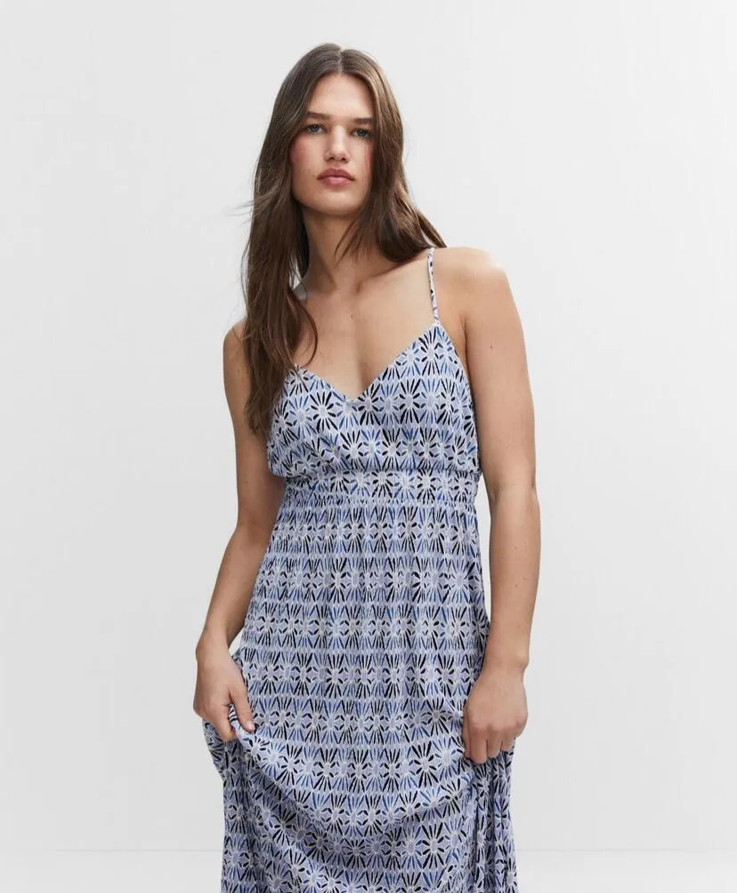 Vestido largo de mujer con estampado floral en tonos azules y blancos. Diseño con tirantes finos, escote en V y cintura fruncida. Ideal para un look fresco y veraniego.