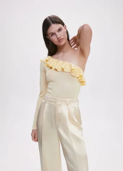 Body de un solo hombro con volados en color amarillo. Ideal para una salida o evento especial.