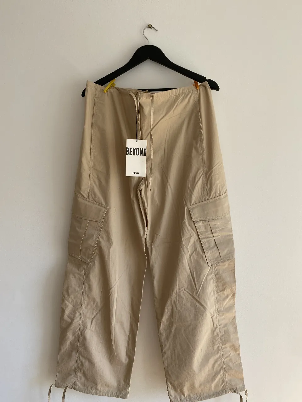 Pantalón cargo color khaki de la marca Beyond. Tiro medio, con bolsillos laterales y ajuste en los tobillos. Ideal para un look utilitario y casual.