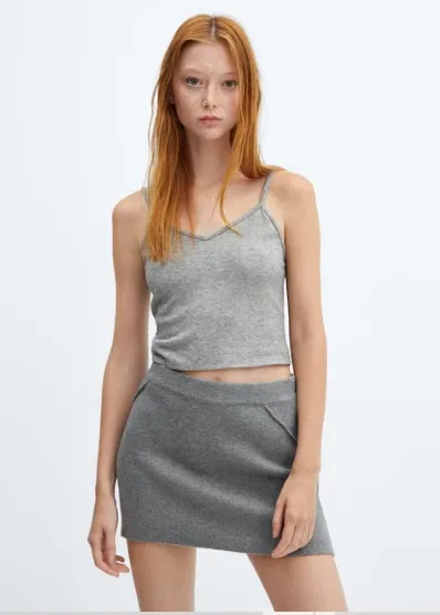 Musculosa de mujer, de tela suave y cómoda, ideal para el verano. Diseño simple y versátil, perfecta para combinar con cualquier look casual.