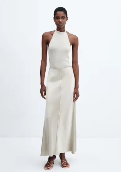 Top halter de tejido ligero en color crudo. Ideal para un look elegante y minimalista.
