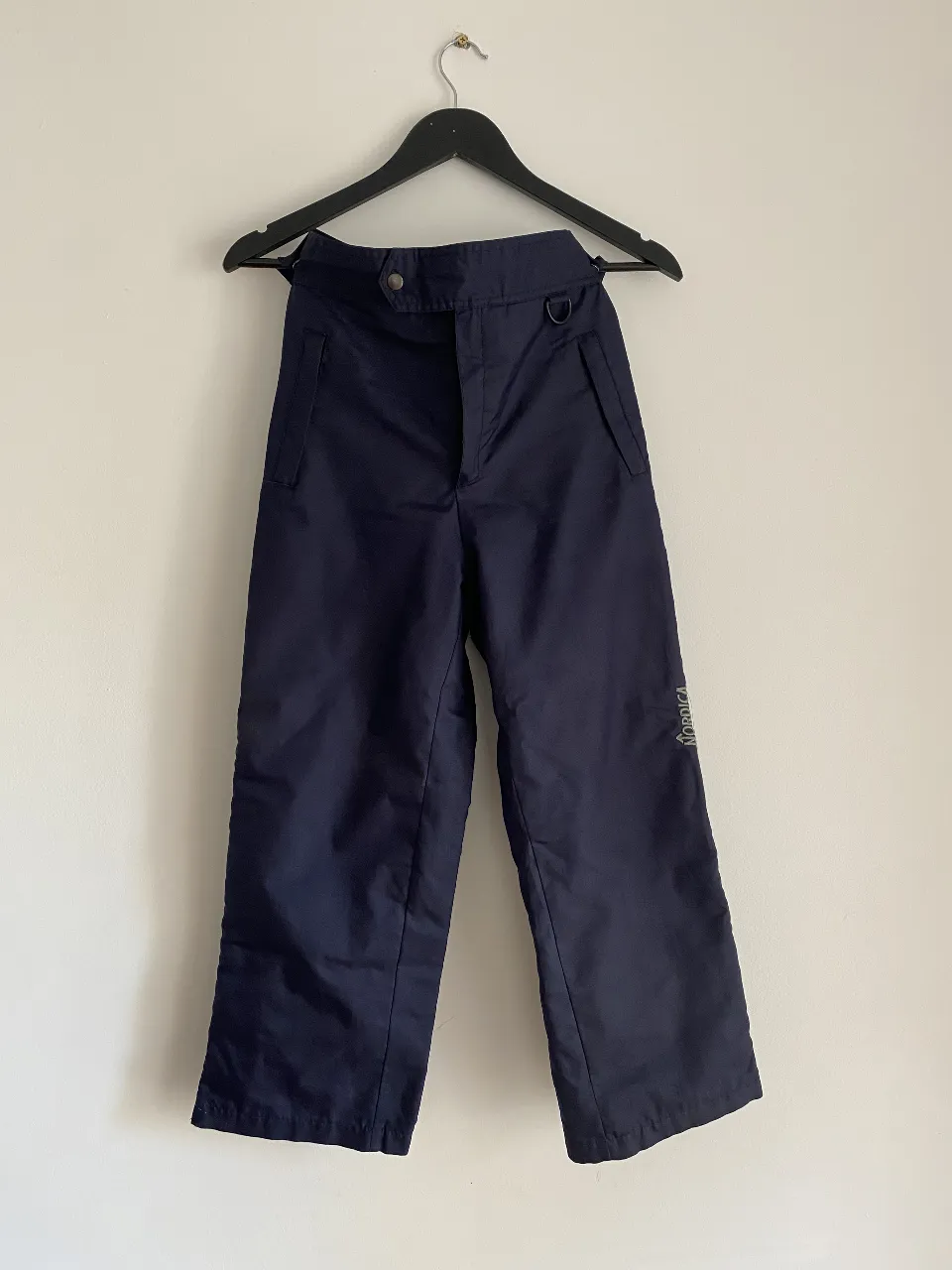 Pantalón de ski azul marino para niño. Ideal para la nieve, con cierre y detalles funcionales. Perfecto para actividades de invierno.