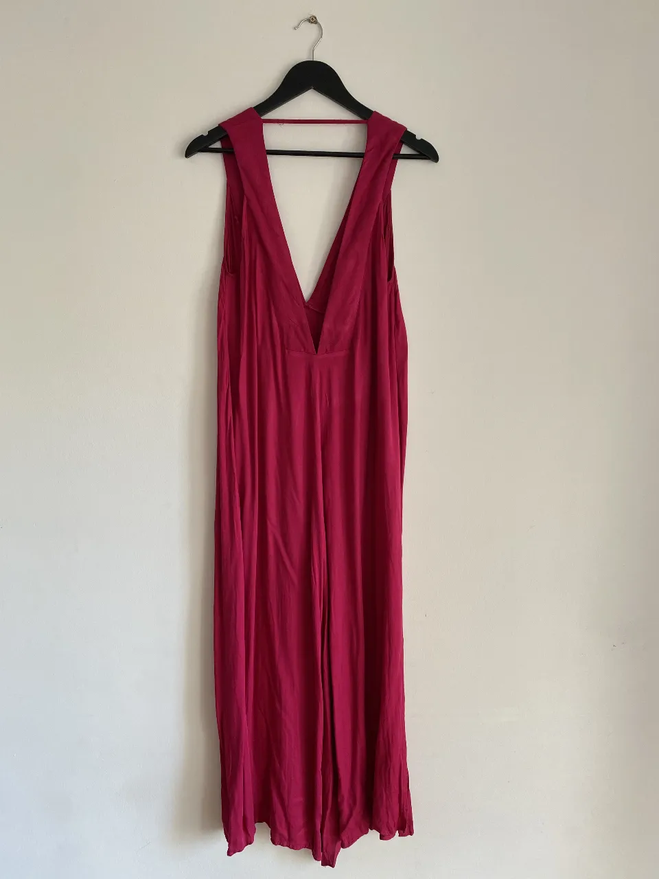 Vestido largo de color rojo, con escote en V pronunciado y corte recto. Ideal para eventos especiales o salidas nocturnas.
