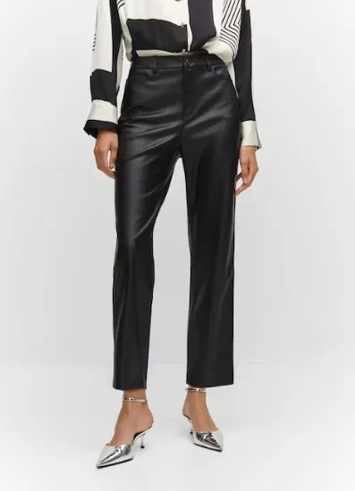 Pantalón sastrero de cuero sintético negro, corte recto y tiro alto. Ideal para un look elegante y moderno.