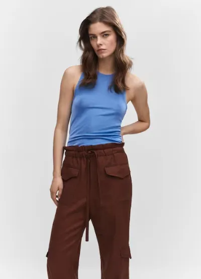 Musculosa de mujer en color azul, ideal para el verano. Diseño simple y versátil, perfecta para combinar con diferentes outfits.