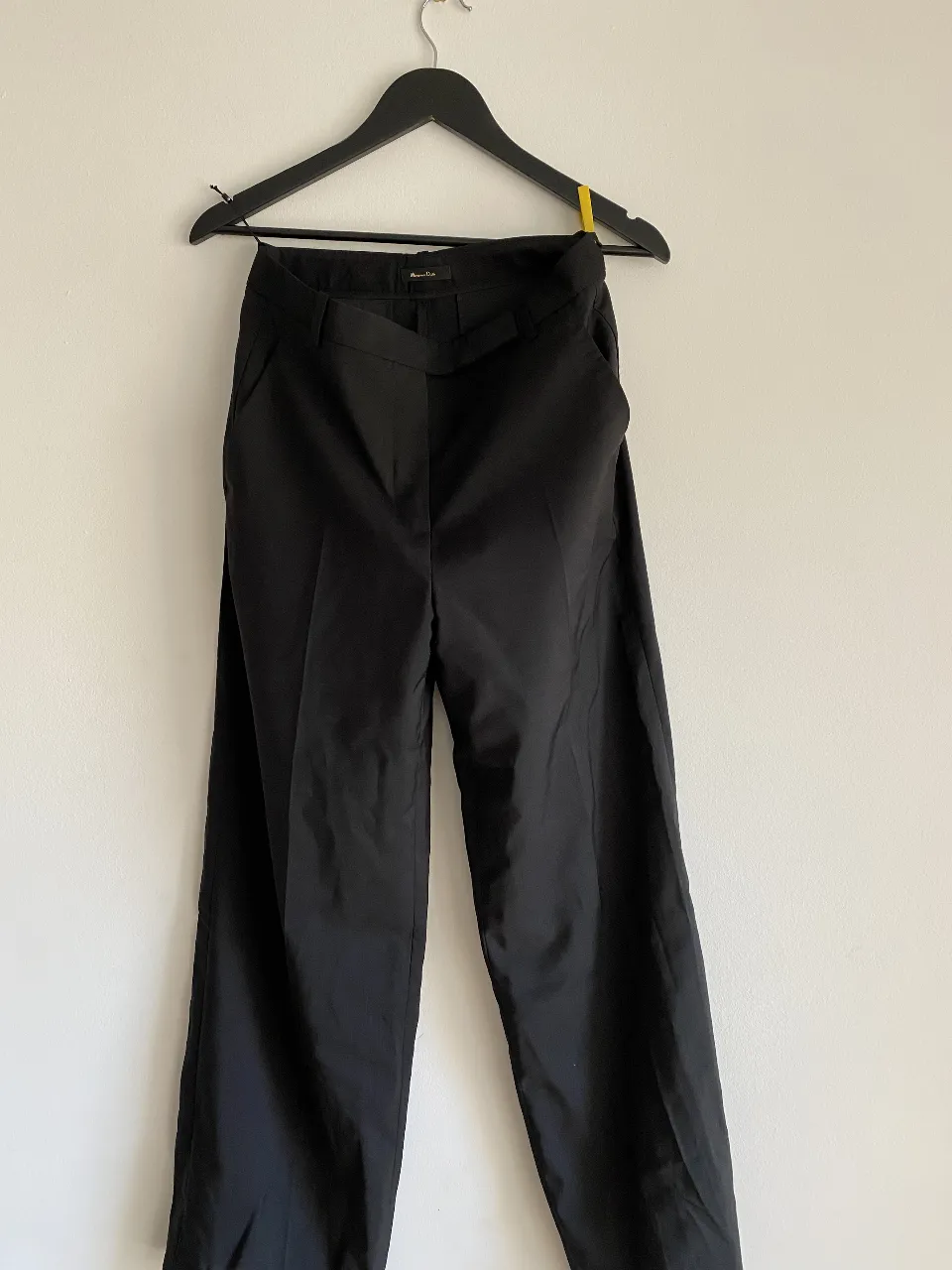 Pantalón sastrero negro, de corte recto y elegante. Ideal para un look formal o de trabajo. Confeccionado en tela de alta calidad.