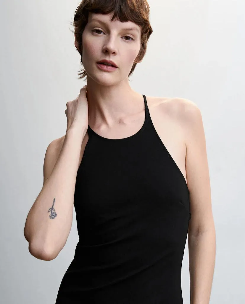 Vestido mini negro, con espalda descubierta y tirantes finos. Ideal para una salida nocturna o evento especial.