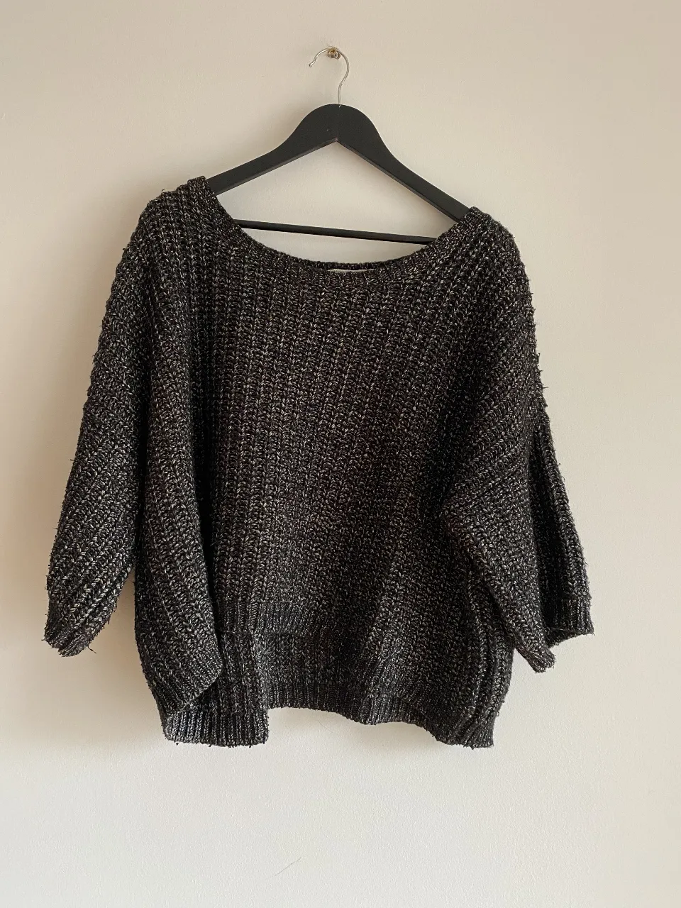 Sweater largo de tejido grueso, con mangas 3/4 y cuello redondo. Ideal para un look casual y abrigado.