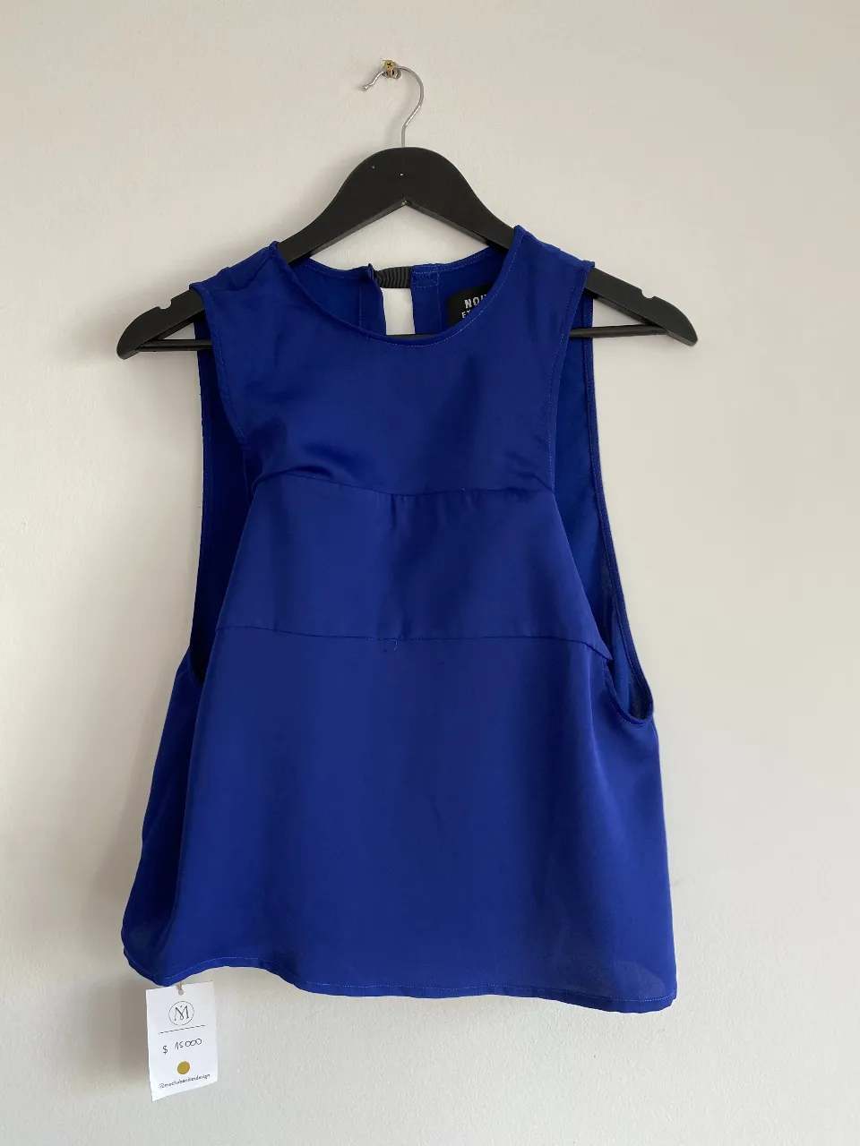 Top azul sin mangas, ideal para un look moderno y fresco. Perfecto para combinar con pantalones o faldas.