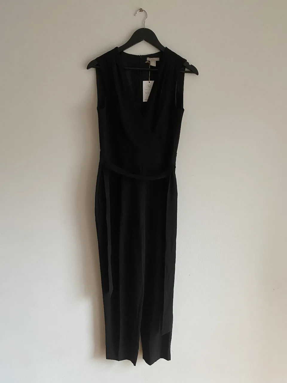 Mono largo negro, elegante y versátil, ideal para eventos formales o para un look sofisticado de trabajo. Confeccionado con tela de alta calidad, este mono ofrece un ajuste favorecedor y un estilo atemporal. Perfecto para la mujer moderna que busca comodidad y sofisticación.