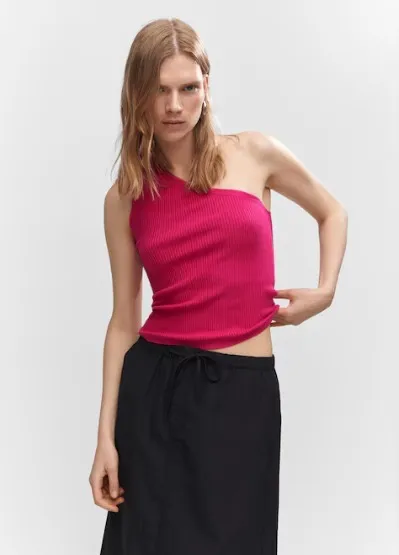 Top de un solo hombro en color fucsia, ideal para un look moderno y audaz. Perfecto para combinar con pantalones de tiro alto o faldas.