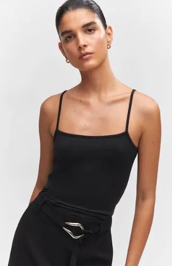 Top negro básico, ideal para combinar con cualquier look. Perfecto para un estilo casual y versátil.