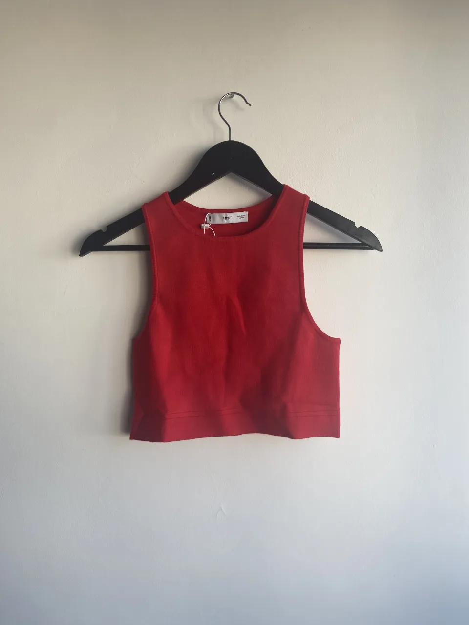 Musculosa roja corta con cuello redondo.