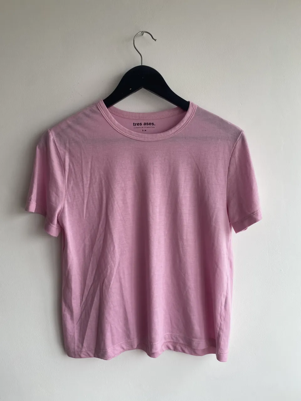 Remera rosa de algodón, con cuello redondo y mangas cortas. Perfecta para el día a día, súper cómoda y canchera.