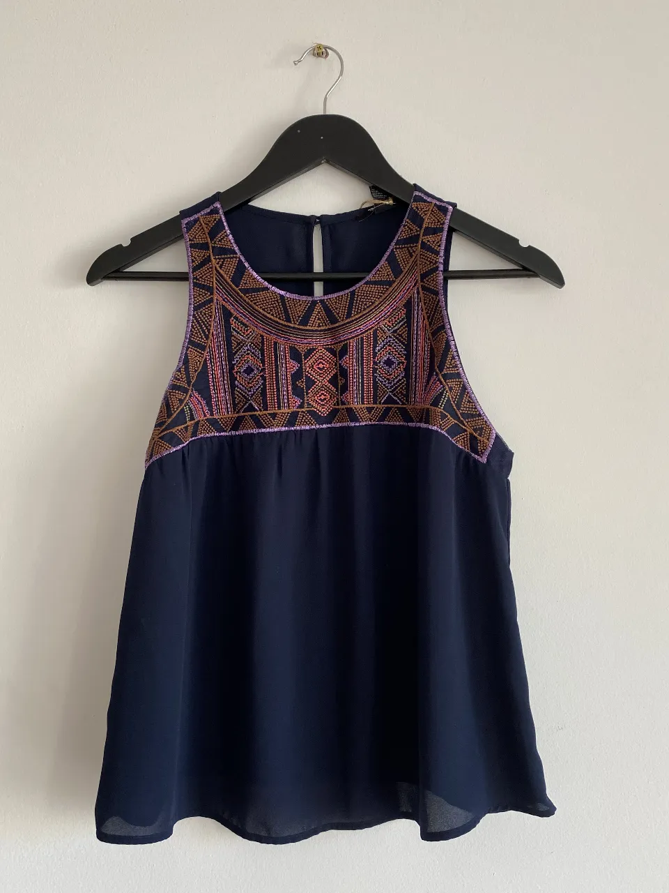 Blusa azul con detalles bordados en el frente. Ideal para un look casual y fresco.