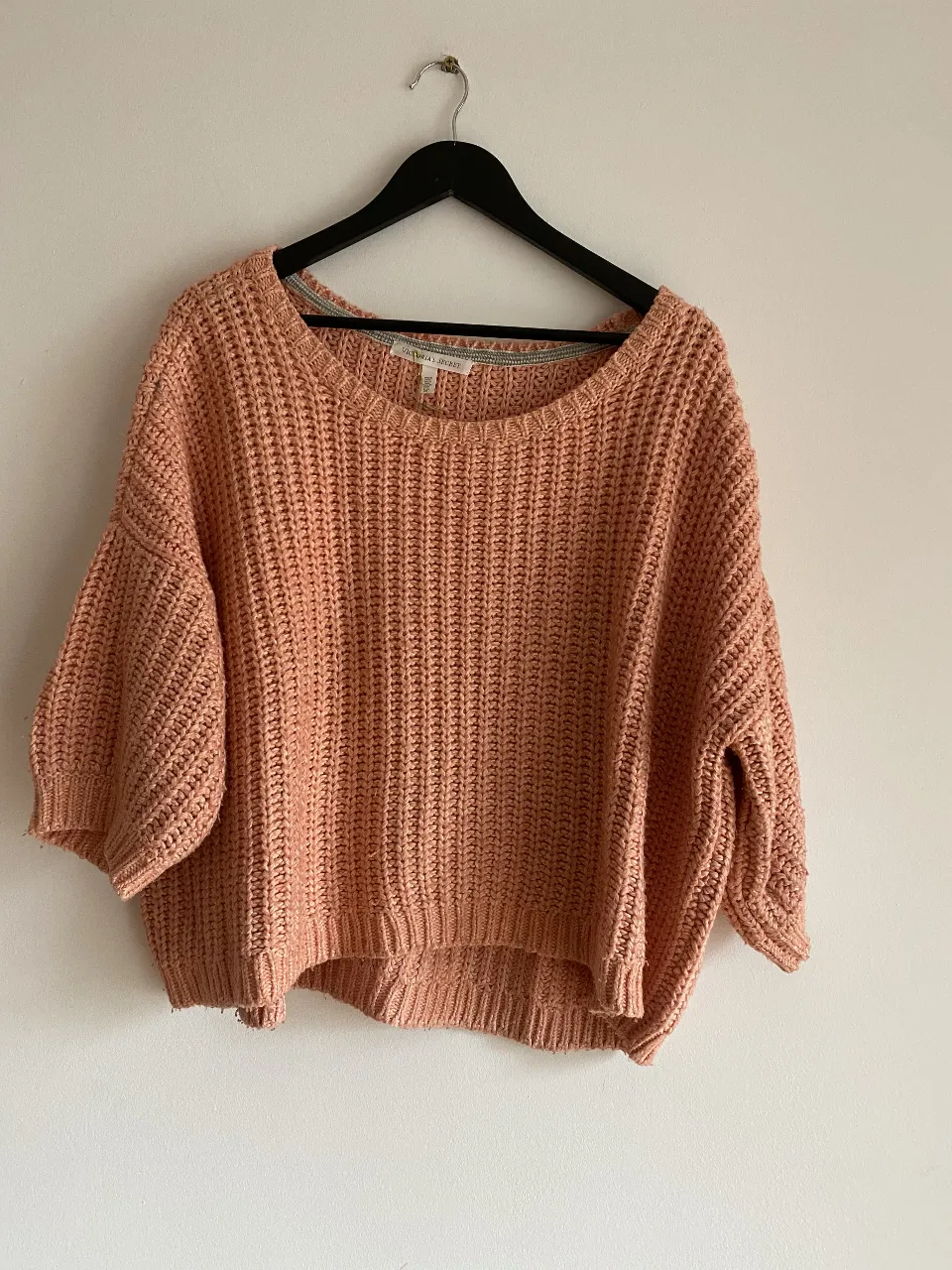 Sweater de tejido grueso color rosa, con mangas 3/4 y cuello redondo. Ideal para un look casual y cómodo.
