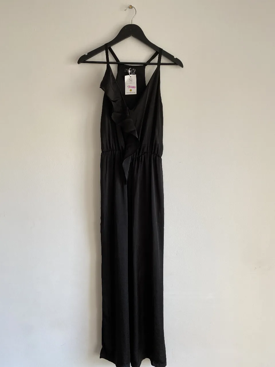 Mono largo negro con detalle de volados en el frente. Ideal para eventos formales o salidas nocturnas.