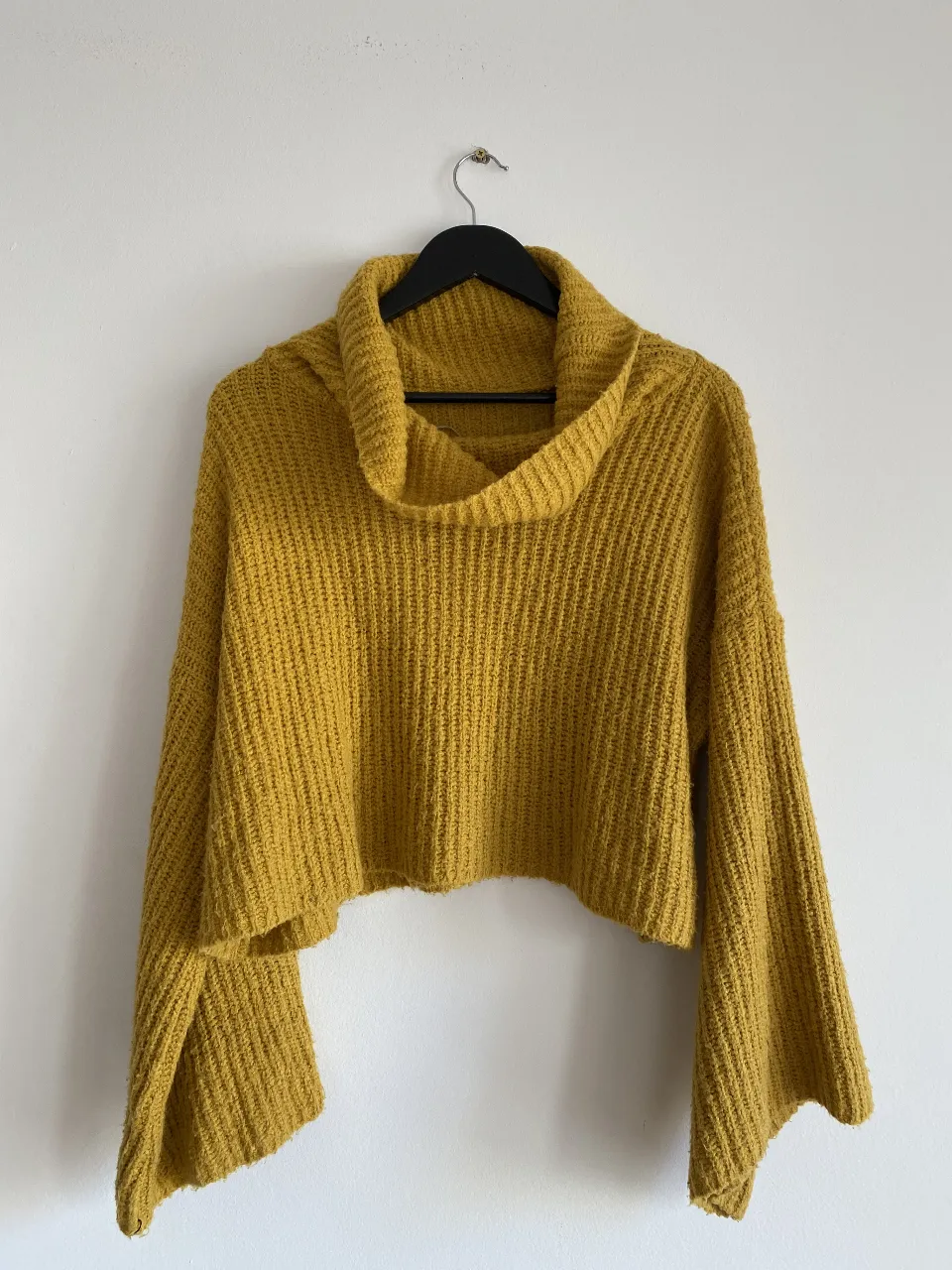 Sweater polera de color amarillo mostaza, con cuello alto y mangas amplias. Ideal para un look casual y abrigado.