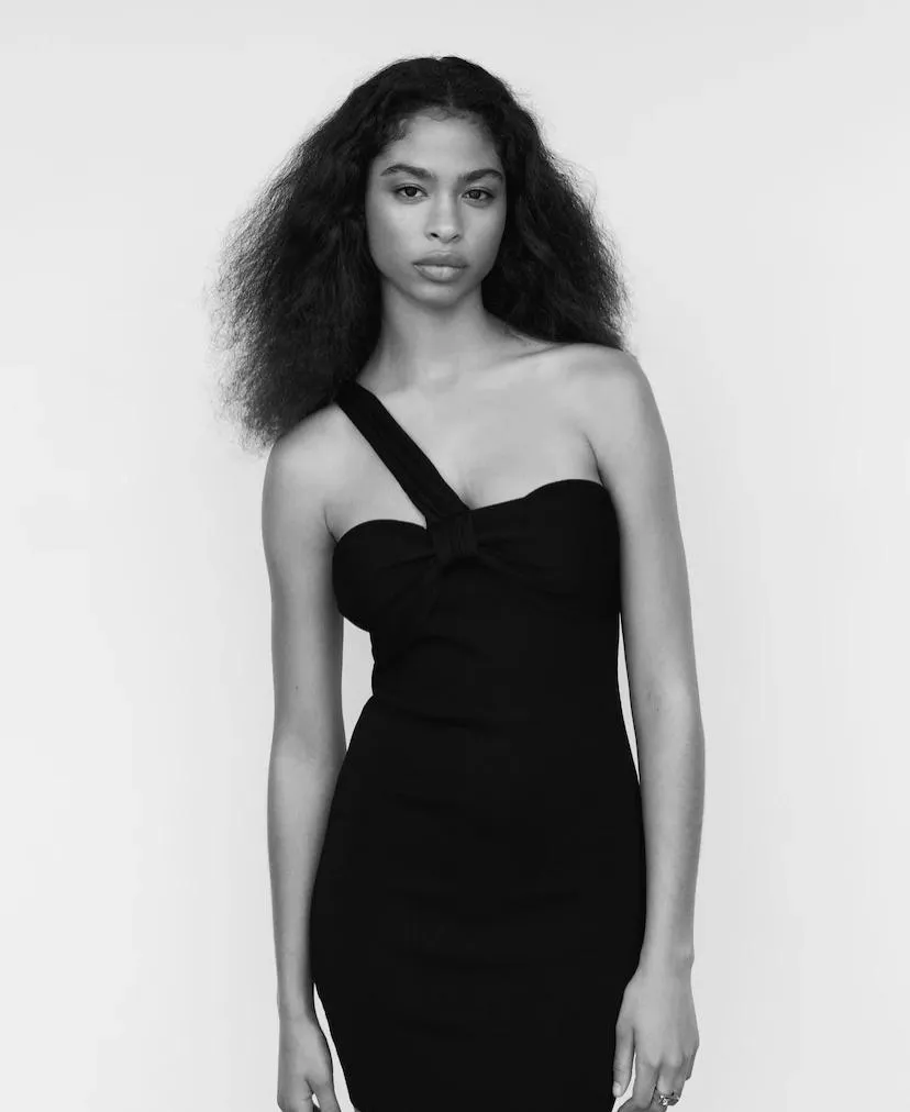 Vestido mini negro de un solo hombro con detalle de lazo. Ideal para una fiesta o salida nocturna.