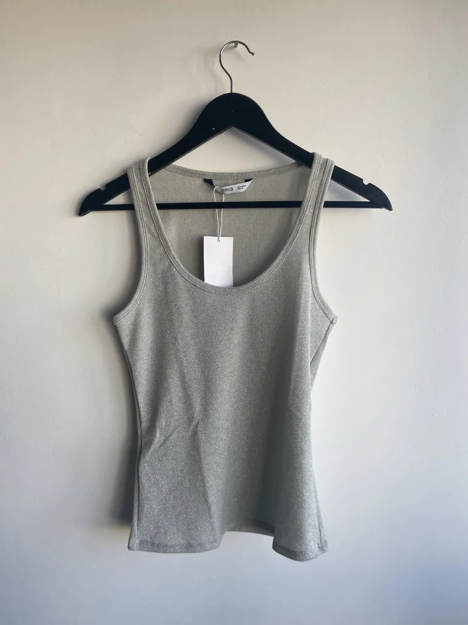 Musculosa gris con brillos sutiles.