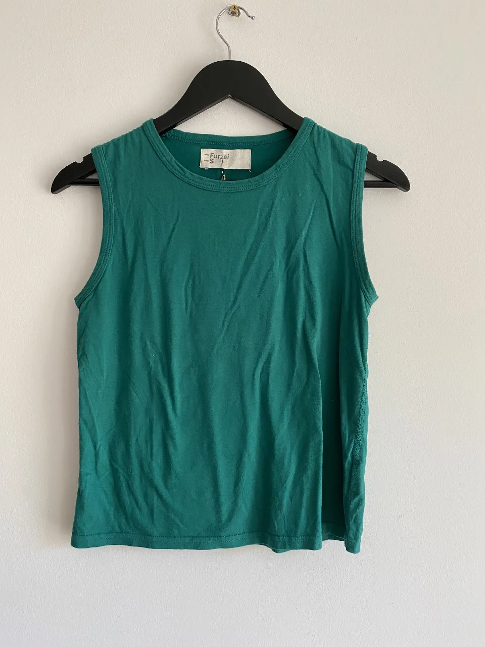 Musculosa verde de Furzal, ideal para el verano. Perfecta para un look casual y cómodo.