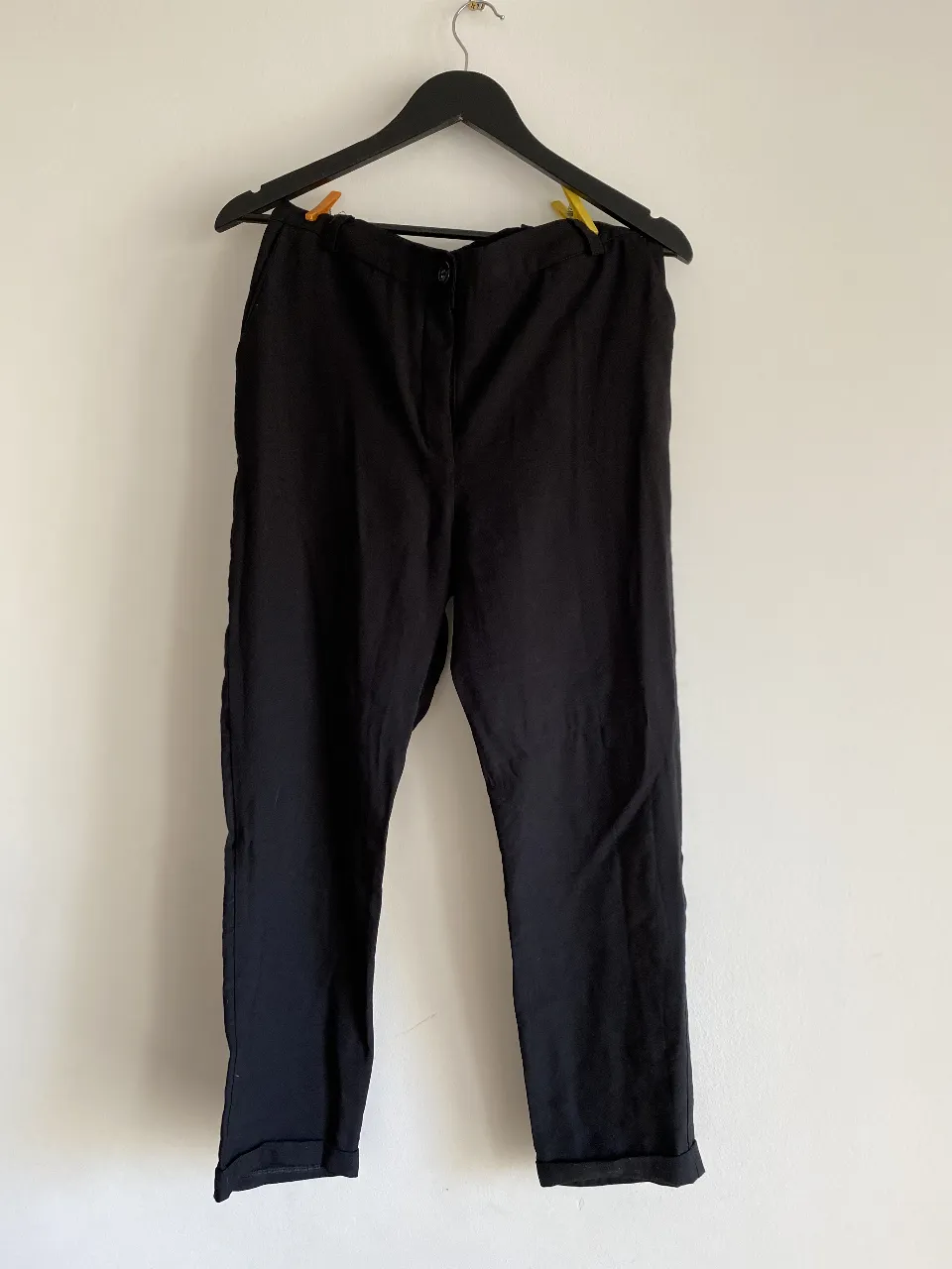 Pantalón sastrero negro, de corte recto y tiro medio. Ideal para un look formal o casual elegante. Confeccionado en tela de alta calidad, este pantalón ofrece comodidad y estilo.