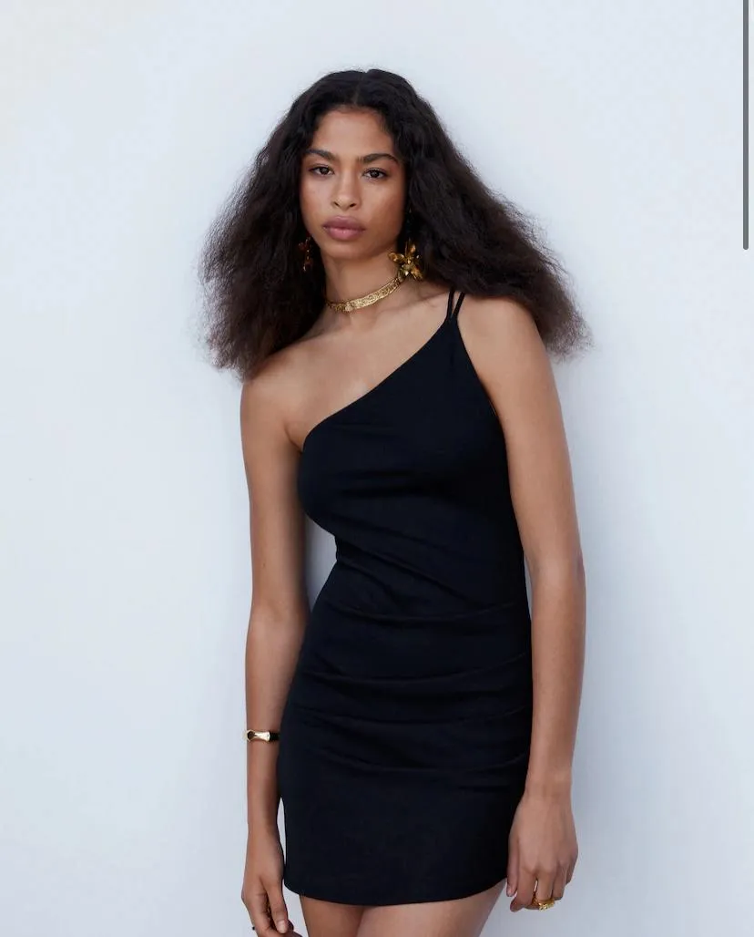 Vestido mini negro de un solo hombro, ideal para fiestas y salidas. Diseño ajustado y elegante.