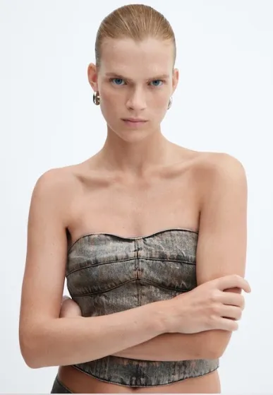 Top strapless de jean con efecto desgastado y detalles dorados. Ideal para un look moderno y audaz.
