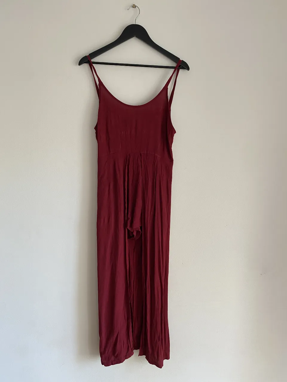 Vestido largo de mujer en color borgoña, con tirantes finos y espalda descubierta. Ideal para eventos especiales o salidas nocturnas. Diseño elegante y fluido.