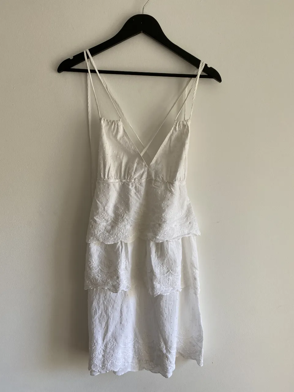 Vestido mini blanco con detalles bordados y volados. Ideal para un look fresco y romántico.