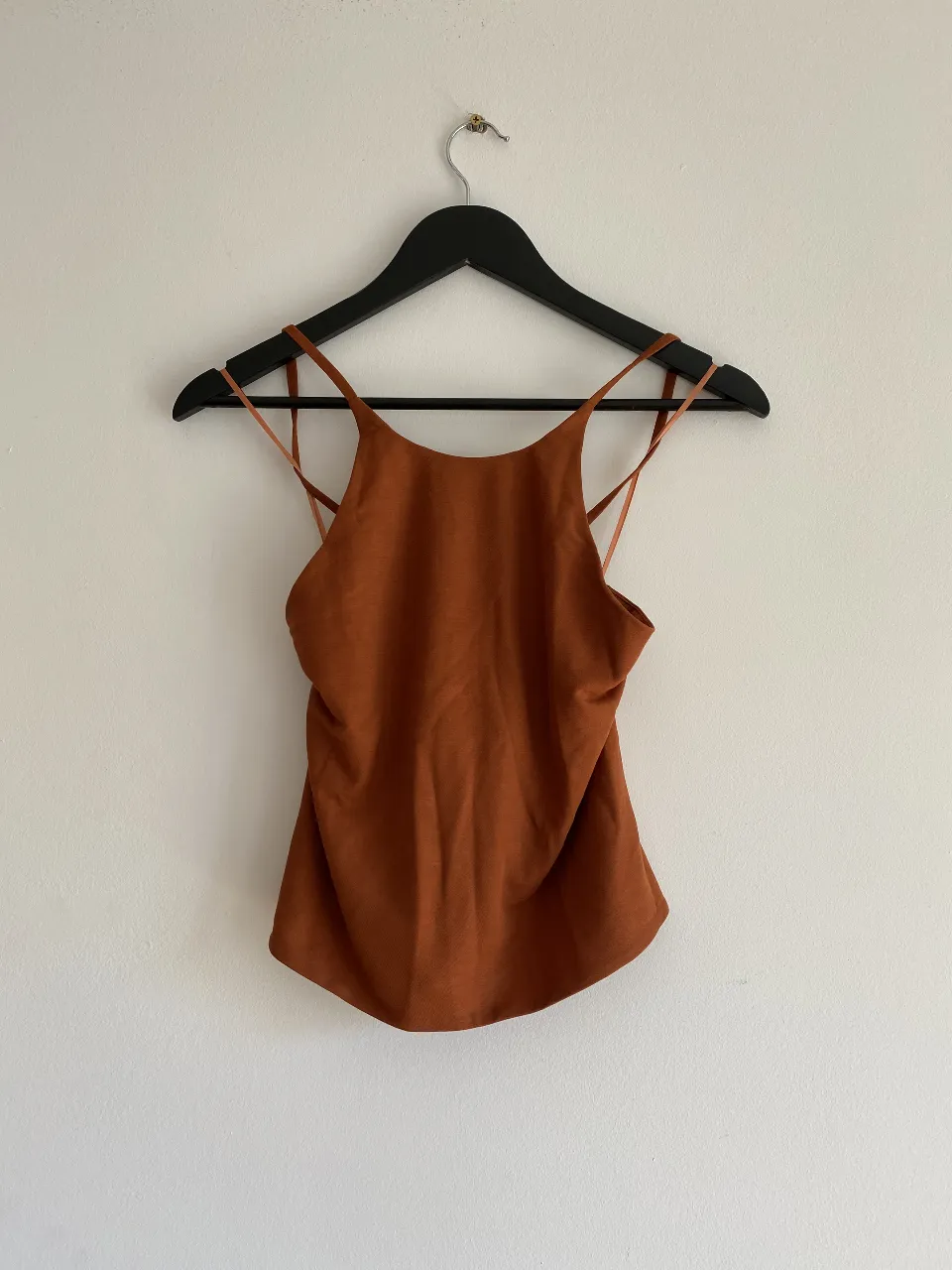 Top de mujer color marrón con tiras finas y espalda descubierta. Ideal para un look moderno y fresco.