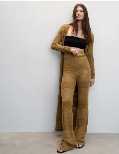 Conjunto tejido de pantalón y cárdigan largo en color khaki. El pantalón es de corte suelto y el cárdigan tiene un diseño largo y abierto. Ideal para un look casual y cómodo.