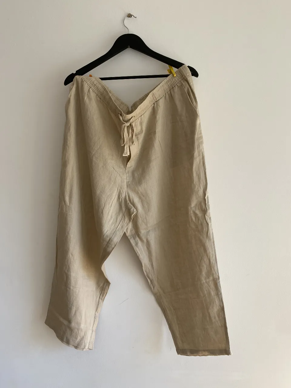 Pantalón de lino suelto, ideal para un look casual y fresco. Con cintura elastizada y cordón para ajustar, perfecto para el verano.