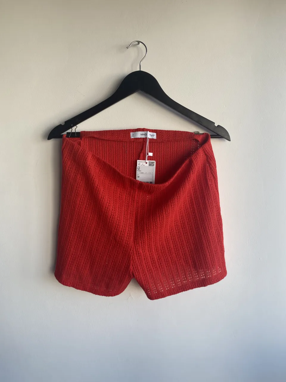 Shorts de tejido rojo con cintura elástica.