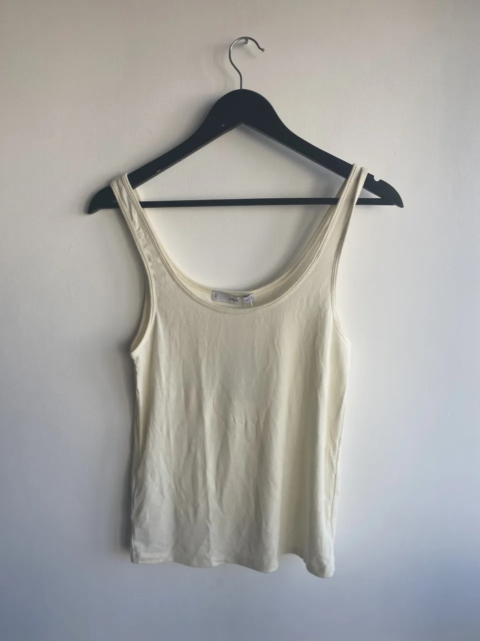 Musculosa de algodón color crudo. Escote redondo.