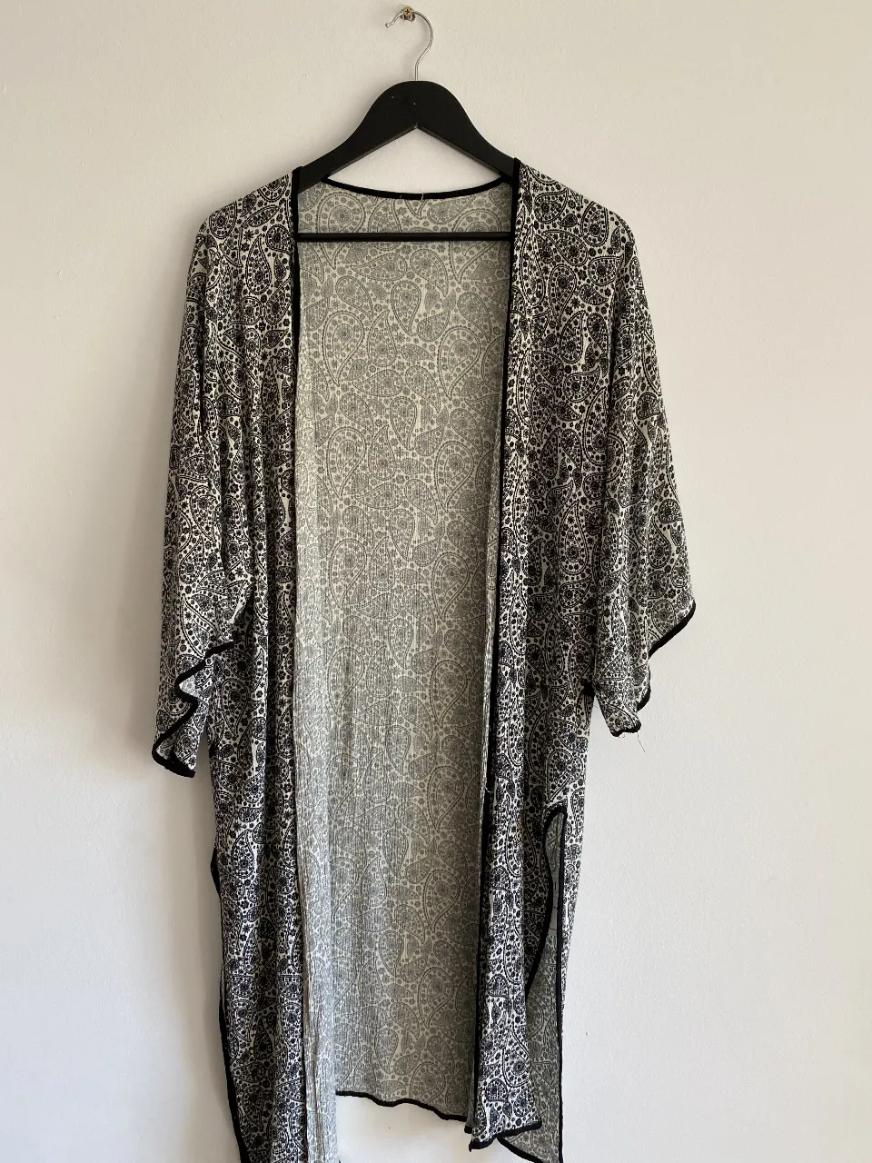 Kimono largo con estampado de paisley en blanco y negro. Ideal para usar sobre un vestido o como abrigo ligero.