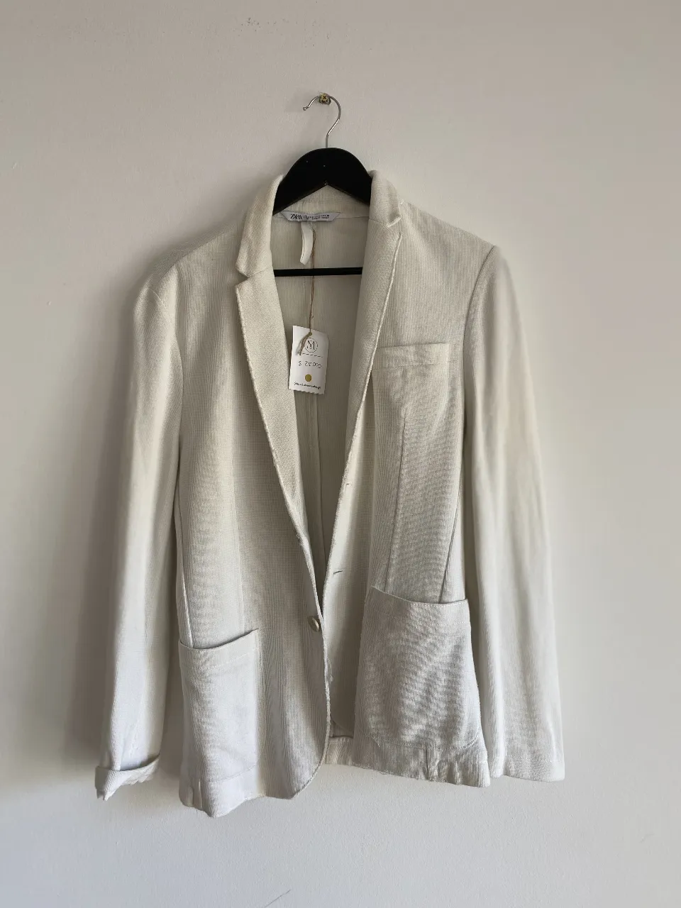 Blazer de paño tipo panal blanco, ideal para un look casual o semi formal. Marca Zara, talle M