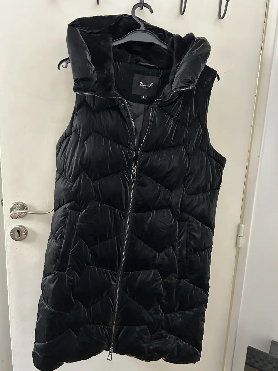 OFERTA Chaleco largo acolchado negro con capucha. Ideal para el invierno, con cierre frontal y bolsillos laterales. Marca Laura Jo Paris, talle S.