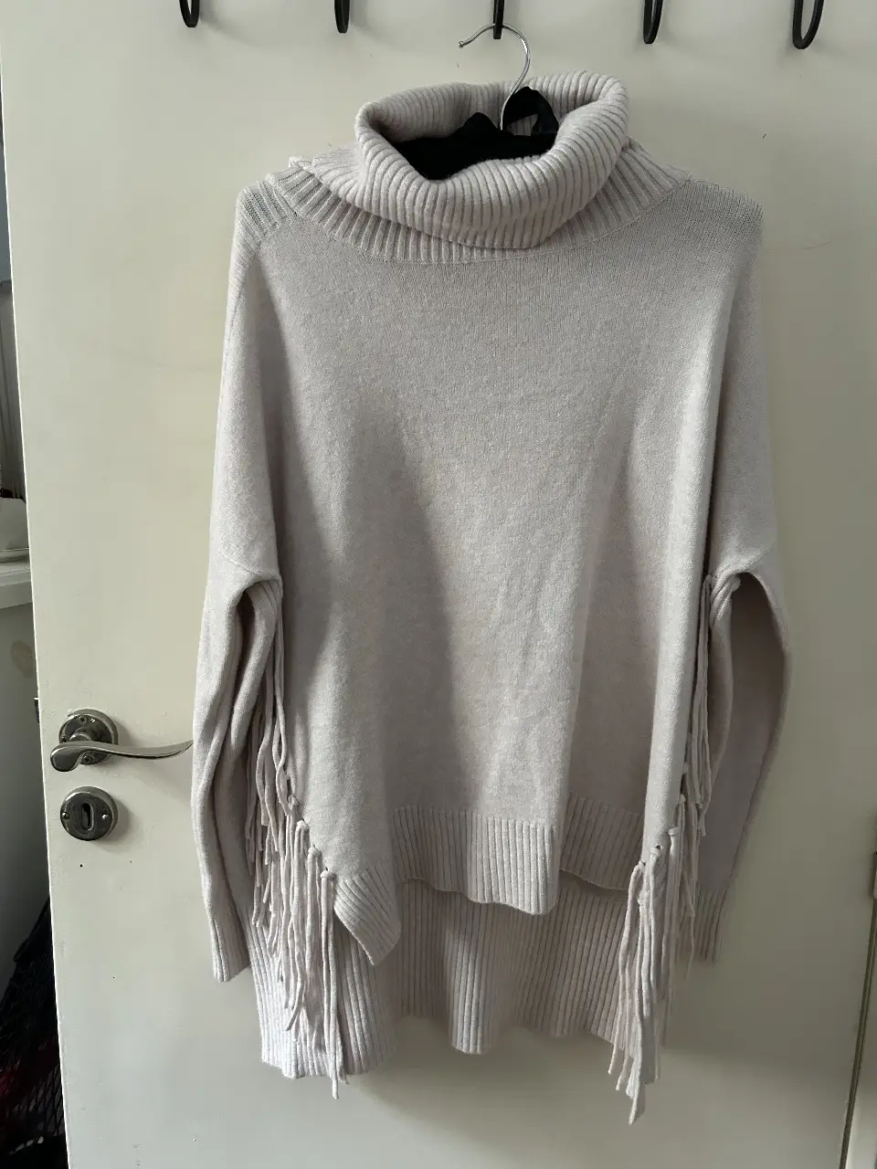 REBAJAFO Sweater de cuello alto con flecos en los laterales. Ideal para un look casual y canchero.importado