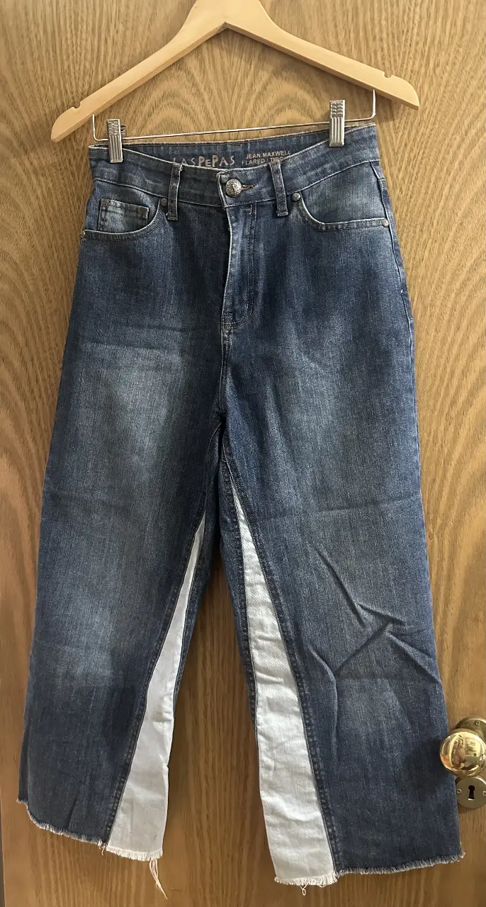 Jeans de mujer rectos con detalles blancos en los laterales. Tiro alto, ideales para un look casual y moderno.