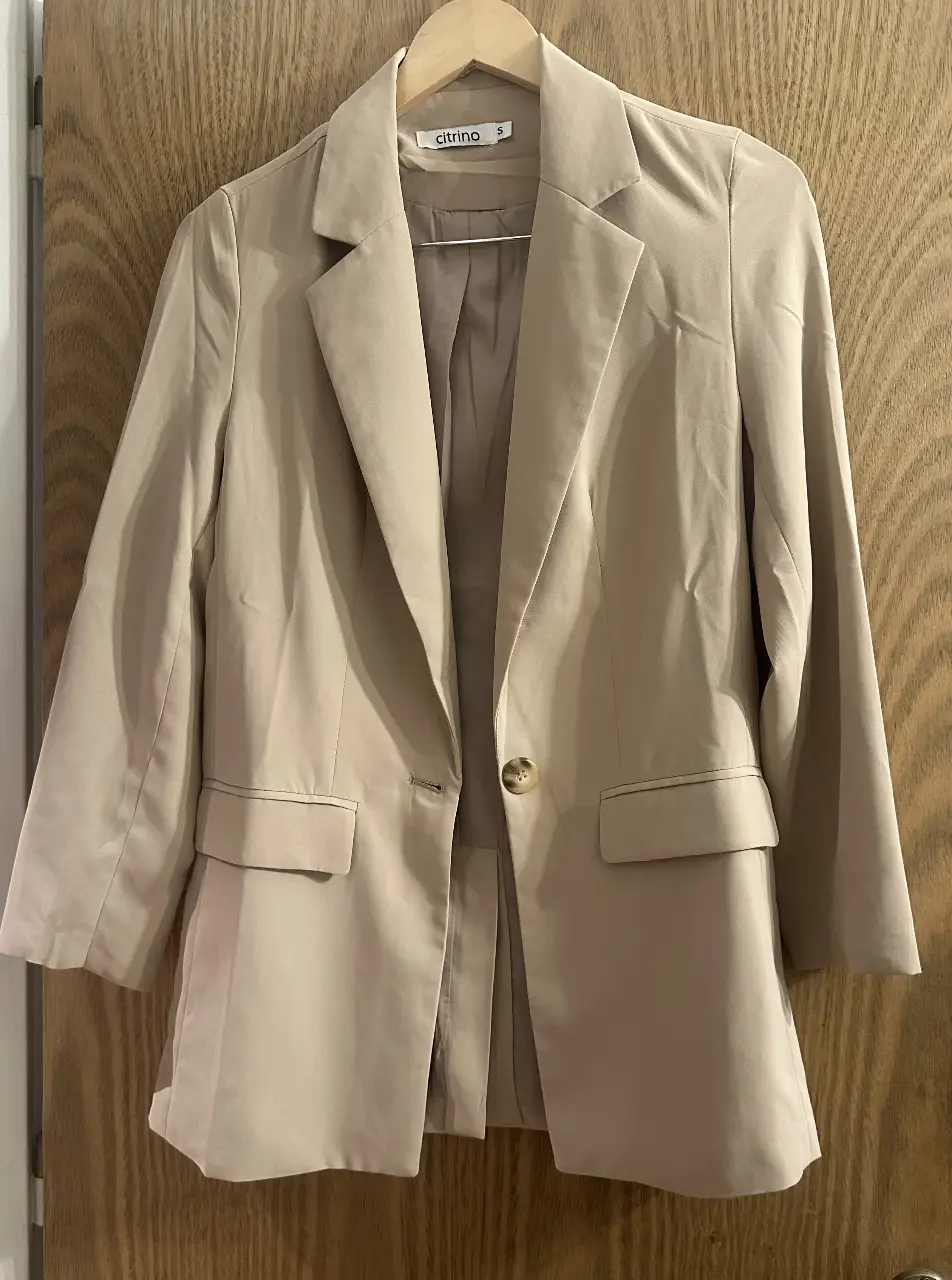 Blazer Citrino color crudo, talle S. Ideal para un look elegante y sofisticado.