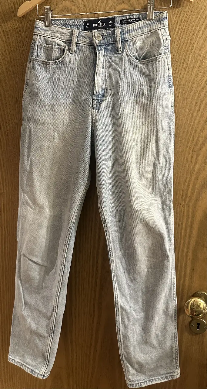 Jeans rectos de mujer, tiro medio, color celeste claro, de la marca Hollister. Talle 35.